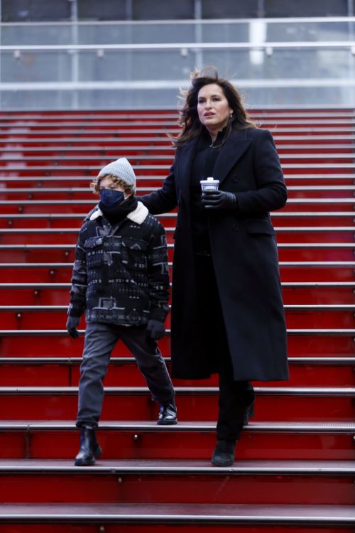 Mariska Hargitay on the set of Law & Order: Special Victims Unit in New York 2020/11/22 3