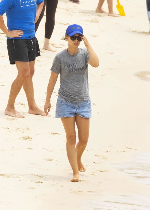 Natalie Portman flashes her legs in Short Out at Shark Beach in Vaucluse 2020/11/22 2