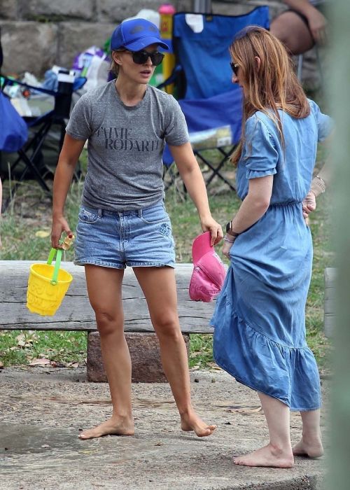 Natalie Portman flashes her legs in Short Out at Shark Beach in Vaucluse 2020/11/22 6