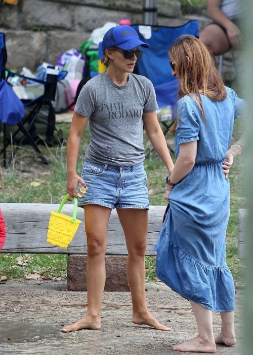 Natalie Portman flashes her legs in Short Out at Shark Beach in Vaucluse 2020/11/22 7