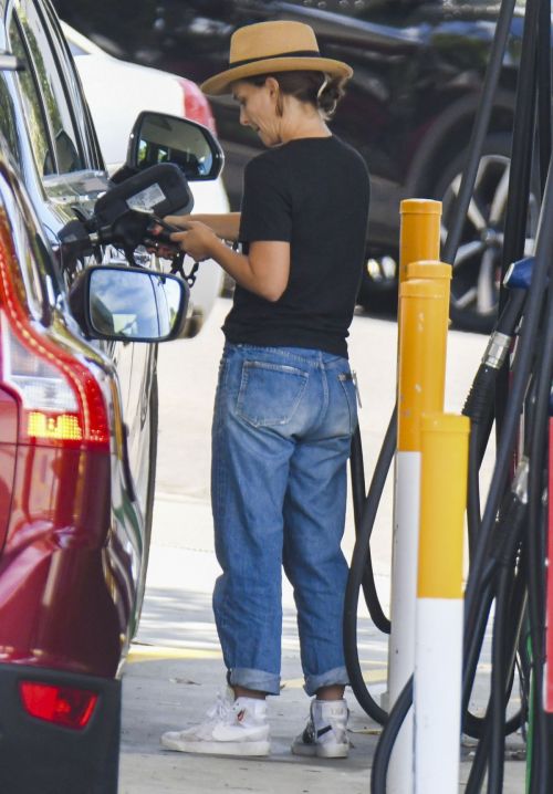 Natalie Portman in Back T-Shirt with Denim Out a Park in Sydney 2020/11/24 1