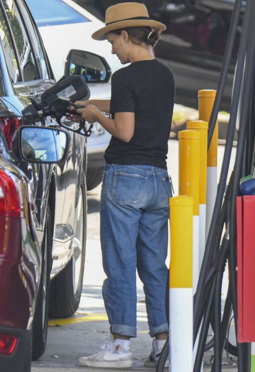 Natalie Portman in Back T-Shirt with Denim Out a Park in Sydney 2020/11/24 3