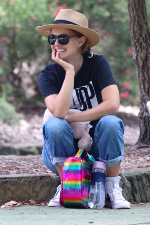 Natalie Portman in Back T-Shirt with Denim Out a Park in Sydney 2020/11/24 4