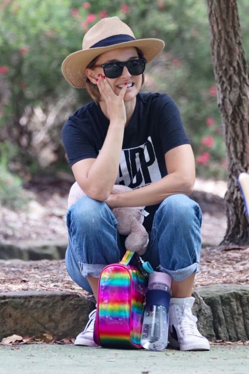 Natalie Portman in Back T-Shirt with Denim Out a Park in Sydney 2020/11/24 5