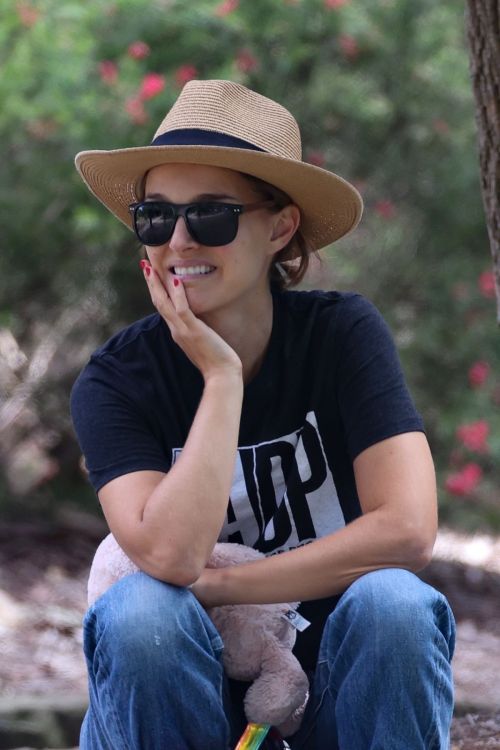 Natalie Portman in Back T-Shirt with Denim Out a Park in Sydney 2020/11/24 6