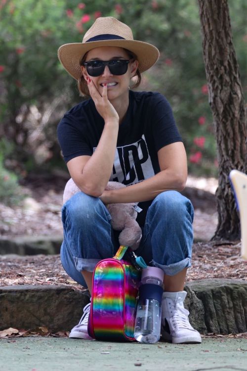 Natalie Portman in Back T-Shirt with Denim Out a Park in Sydney 2020/11/24 7