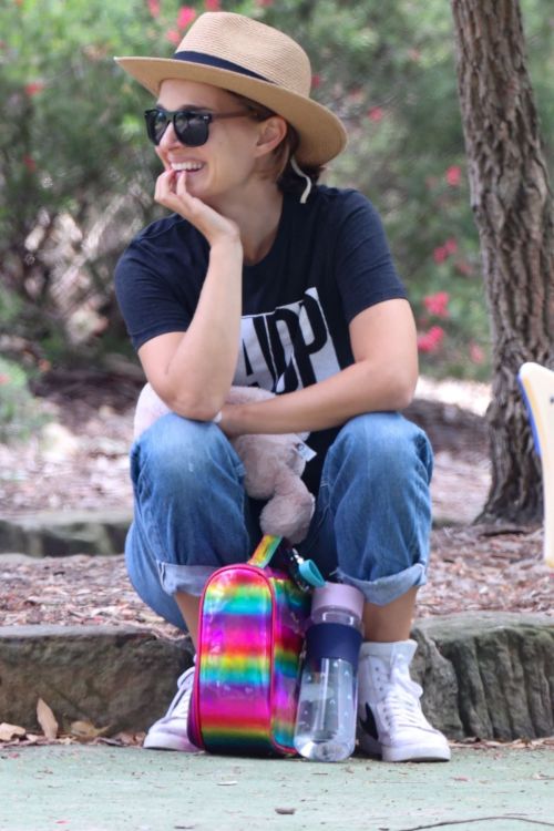 Natalie Portman in Back T-Shirt with Denim Out a Park in Sydney 2020/11/24 8