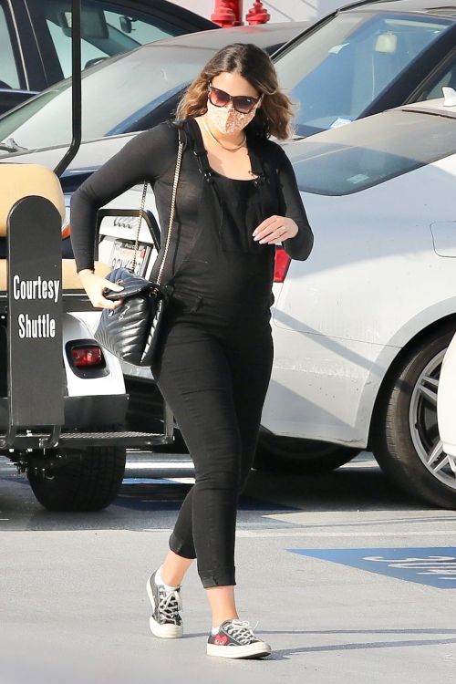 Pregnant April Love Geary Arrives at Doctor