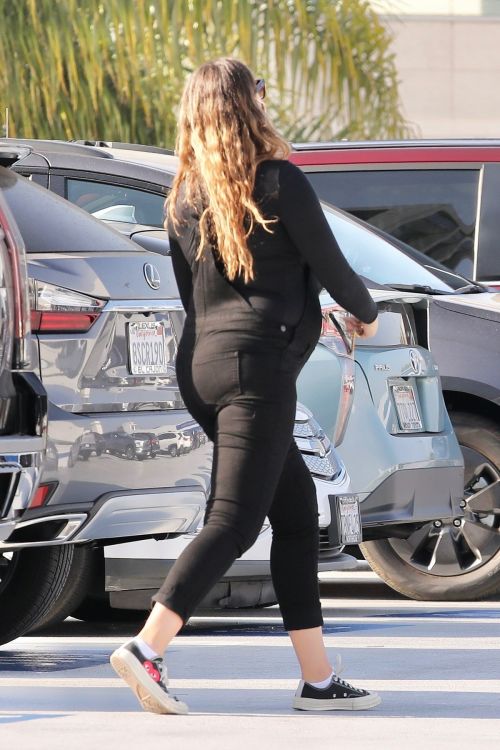 Pregnant April Love Geary Arrives at Doctor