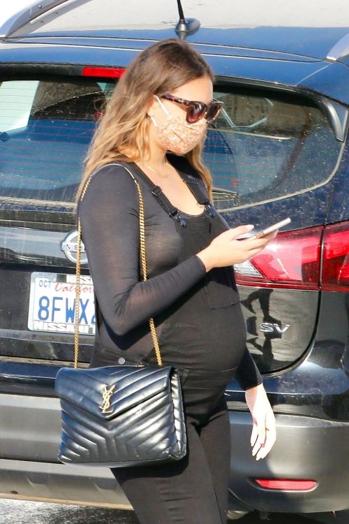 Pregnant April Love Geary Arrives at Doctor