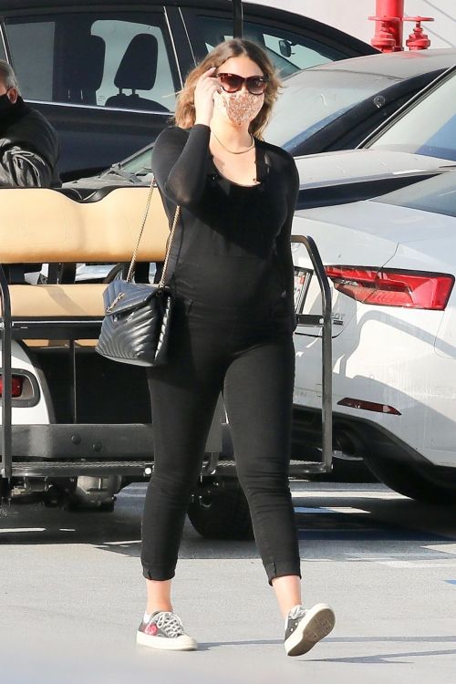 Pregnant April Love Geary Arrives at Doctor