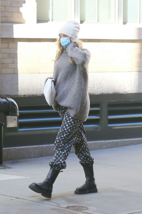 Pregnant Elsa Hosk in High Neck Sweater Out in New York 2020/11/20 1