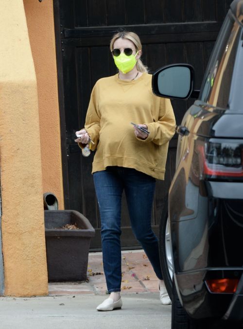 Pregnant Emma Roberts in Mellow Color Top with Dark Jeans Out in Los Angeles 2020/11/23 2