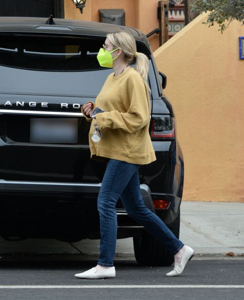 Pregnant Emma Roberts in Mellow Color Top with Dark Jeans Out in Los Angeles 2020/11/23 6