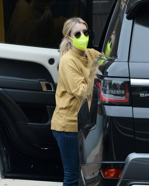 Pregnant Emma Roberts in Mellow Color Top with Dark Jeans Out in Los Angeles 2020/11/23 7