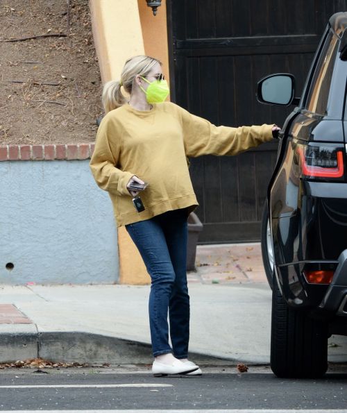 Pregnant Emma Roberts in Mellow Color Top with Dark Jeans Out in Los Angeles 2020/11/23 9