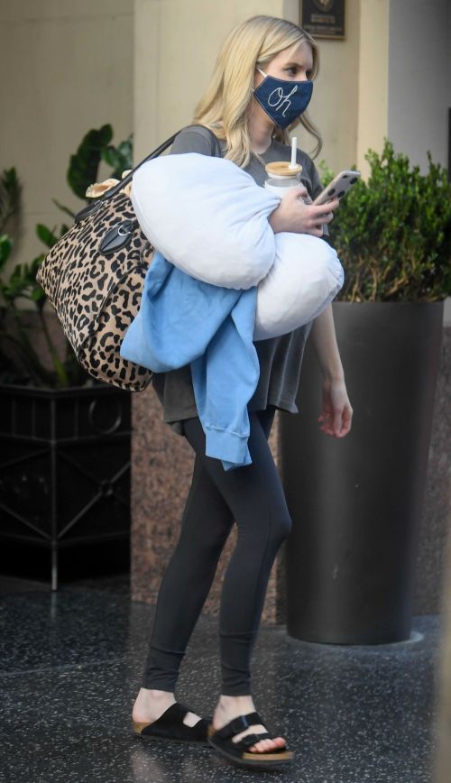 Pregnant Emma Roberts Leaves an Office in Los Angeles 2020/10/21 1