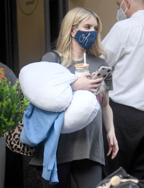 Pregnant Emma Roberts Leaves an Office in Los Angeles 2020/10/21 2