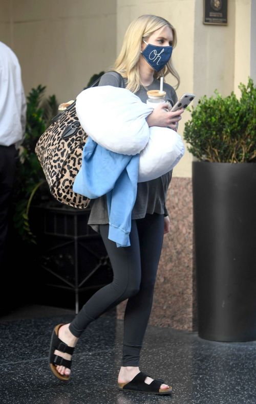 Pregnant Emma Roberts Leaves an Office in Los Angeles 2020/10/21 5