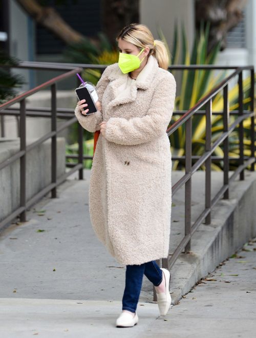 Pregnant Emma Roberts Out for Morning Coffee in Los Angeles 2020/11/23 1