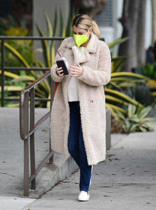 Pregnant Emma Roberts Out for Morning Coffee in Los Angeles 2020/11/23 3