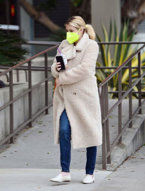 Pregnant Emma Roberts Out for Morning Coffee in Los Angeles 2020/11/23 6