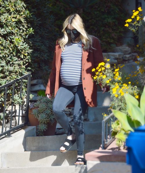 Pregnant Emma Roberts Out on Thanksgiving Day in Los Angeles 11/25/2020 7