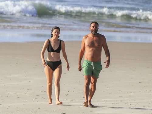 Rose Byrne and Bobby Cannavale at Wategos Beach in Byron Bay 2020/10/22 8
