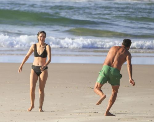 Rose Byrne and Bobby Cannavale at Wategos Beach in Byron Bay 2020/10/22 17