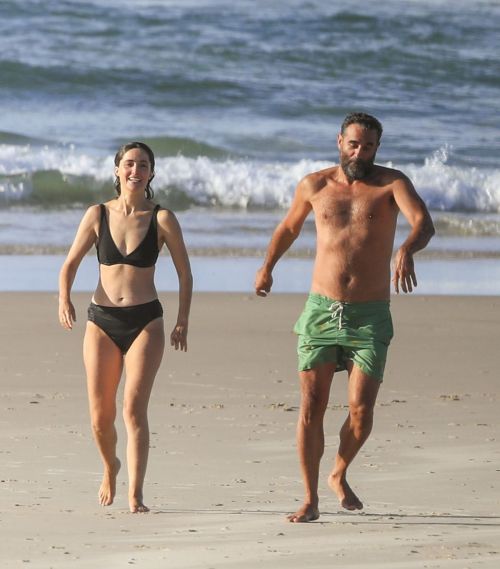 Rose Byrne and Bobby Cannavale at Wategos Beach in Byron Bay 2020/10/22 20