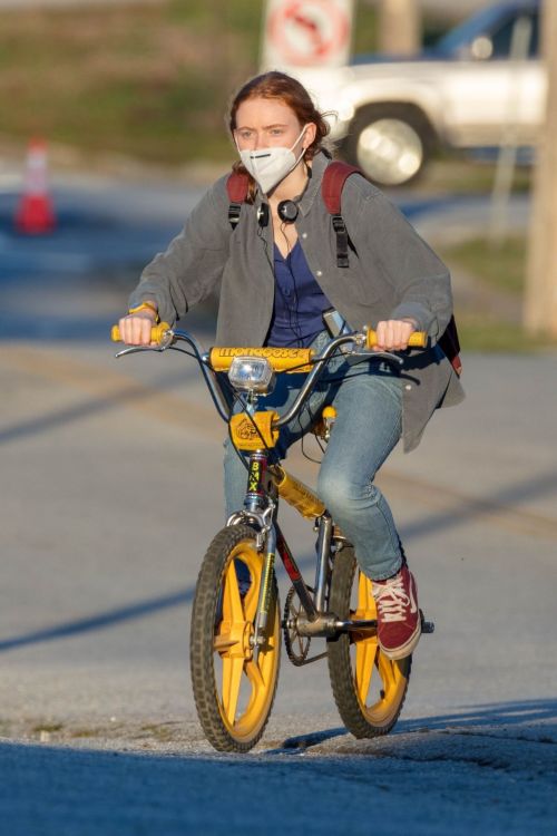 Sadie Sink and Gaten Matarazzo on the Set of Stranger Things, Season 4 in Atlanta 2020/10/20 1