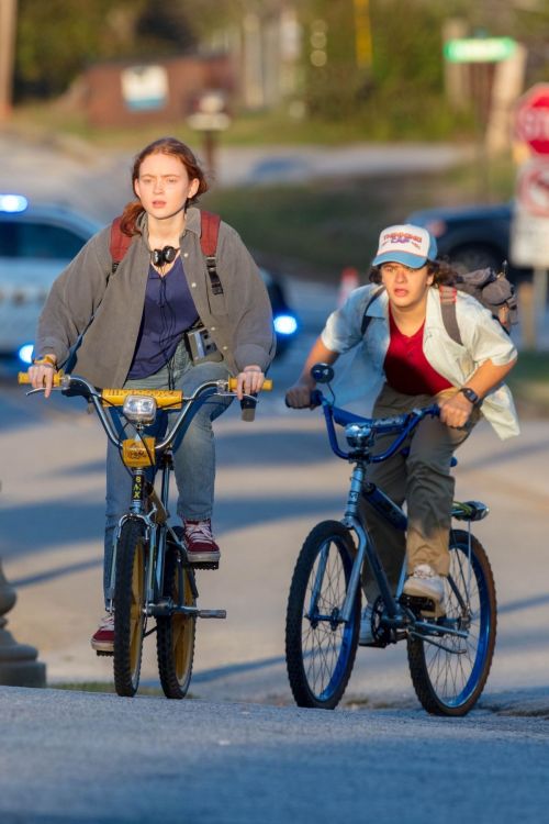 Sadie Sink and Gaten Matarazzo on the Set of Stranger Things, Season 4 in Atlanta 2020/10/20 5