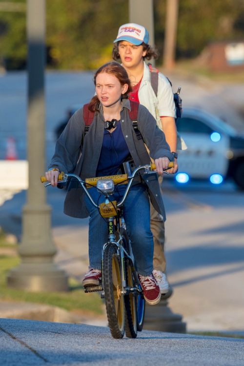 Sadie Sink and Gaten Matarazzo on the Set of Stranger Things, Season 4 in Atlanta 2020/10/20 6