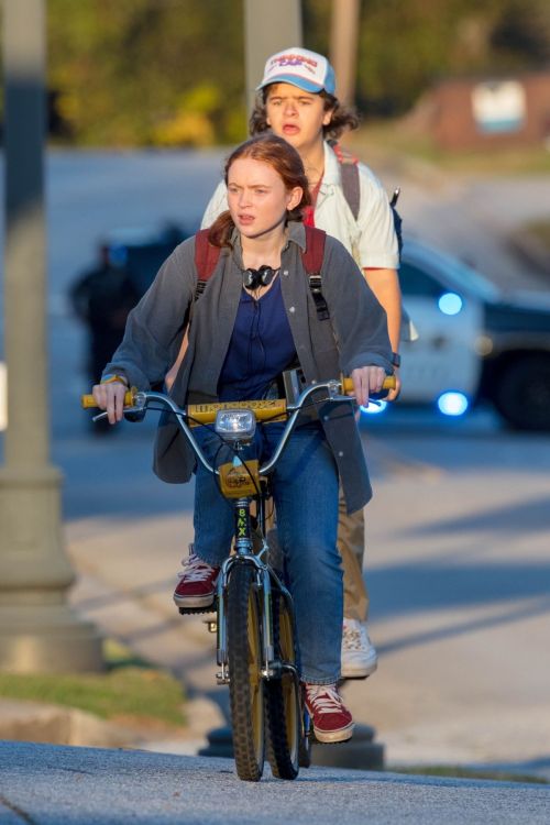 Sadie Sink and Gaten Matarazzo on the Set of Stranger Things, Season 4 in Atlanta 2020/10/20 7