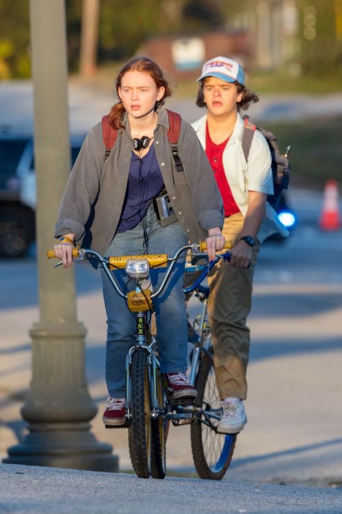 Sadie Sink and Gaten Matarazzo on the Set of Stranger Things, Season 4 in Atlanta 2020/10/20 8