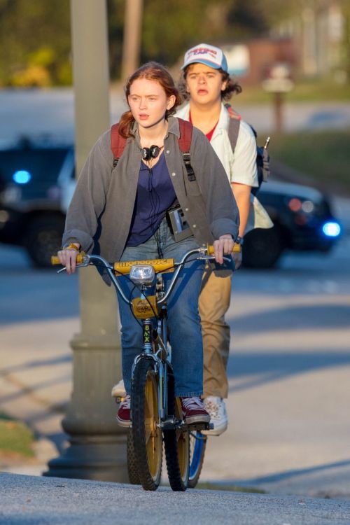 Sadie Sink and Gaten Matarazzo on the Set of Stranger Things, Season 4 in Atlanta 2020/10/20 9