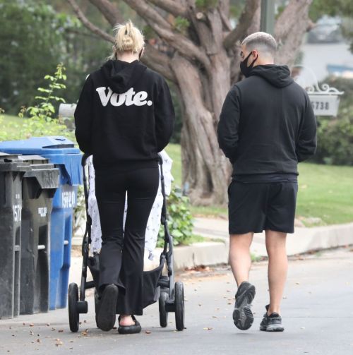 Sophie Turner and Joe Jonas Out and About in Los Angeles 2020/10/21 11