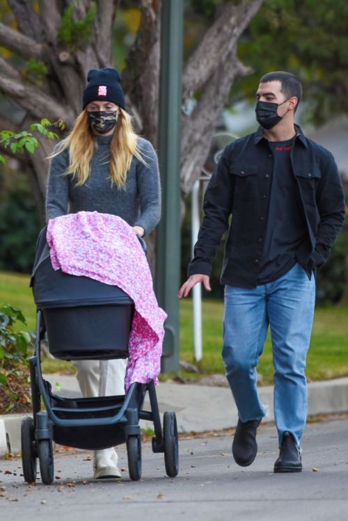 Sophie Turner and Joe Jonas Out on Thanksgiving Day in Los Angeles 11/26/2020 5