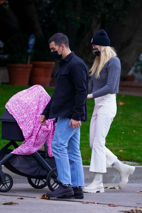 Sophie Turner and Joe Jonas Out on Thanksgiving Day in Los Angeles 11/26/2020 6