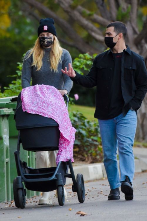 Sophie Turner and Joe Jonas Out on Thanksgiving Day in Los Angeles 11/26/2020 7