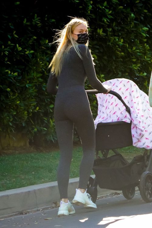 Sophie Turner and Joe Jonas Out with Their Daughter Willa in Los Angeles 2020/11/16 7