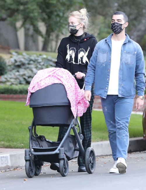 Sophie Turner and Joe Jonas Out with Their Daughter Willa in Los Angeles 2020/11/22 1