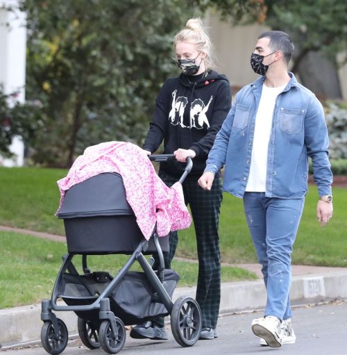 Sophie Turner and Joe Jonas Out with Their Daughter Willa in Los Angeles 2020/11/22 2
