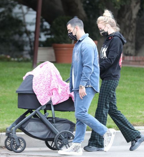 Sophie Turner and Joe Jonas Out with Their Daughter Willa in Los Angeles 2020/11/22 3