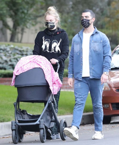 Sophie Turner and Joe Jonas Out with Their Daughter Willa in Los Angeles 2020/11/22 4