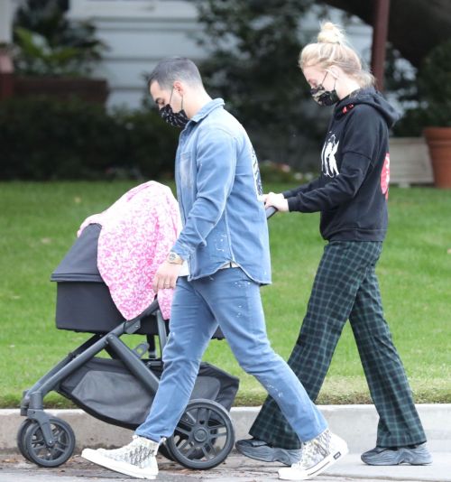 Sophie Turner and Joe Jonas Out with Their Daughter Willa in Los Angeles 2020/11/22 5