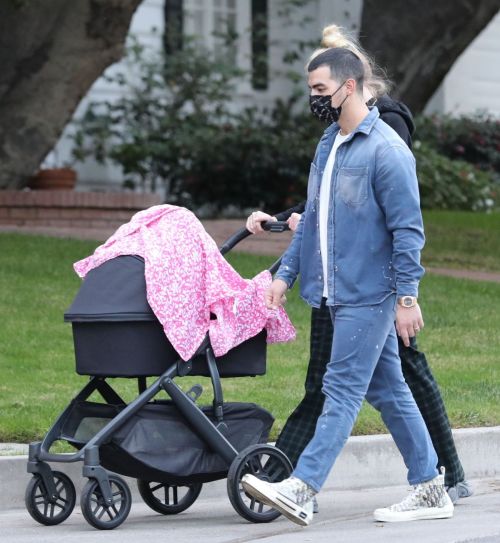 Sophie Turner and Joe Jonas Out with Their Daughter Willa in Los Angeles 2020/11/22 6