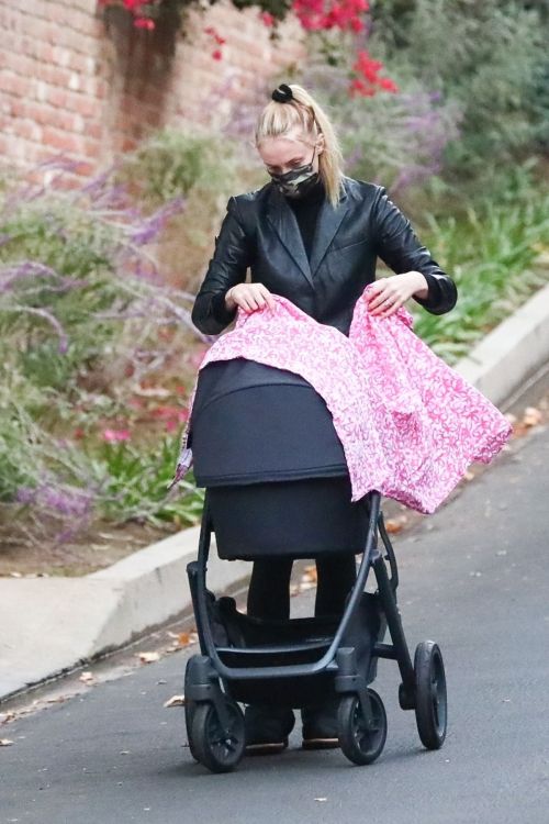 Sophie Turner Out with Her Daughter in Los Angeles 2020/11/23 1