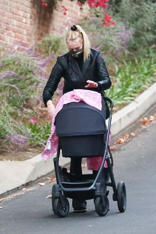 Sophie Turner Out with Her Daughter in Los Angeles 2020/11/23 2