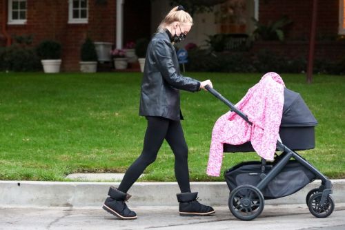 Sophie Turner Out with Her Daughter in Los Angeles 2020/11/23 3